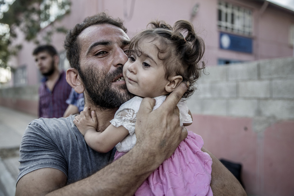 Karkamis, turkiska/syriska gränsen. Folk återvänder till syriska staden Jarbalus efter att den turkiska armen och FSA tagit tillbaka staden från Isis