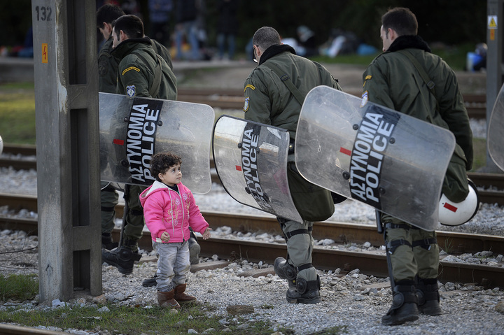 flyktingkatastrofen. flyktinglägret i byn idomeni i grekland, vid gränsen mot makedonien. 3-åriga rayenne haj khalaf