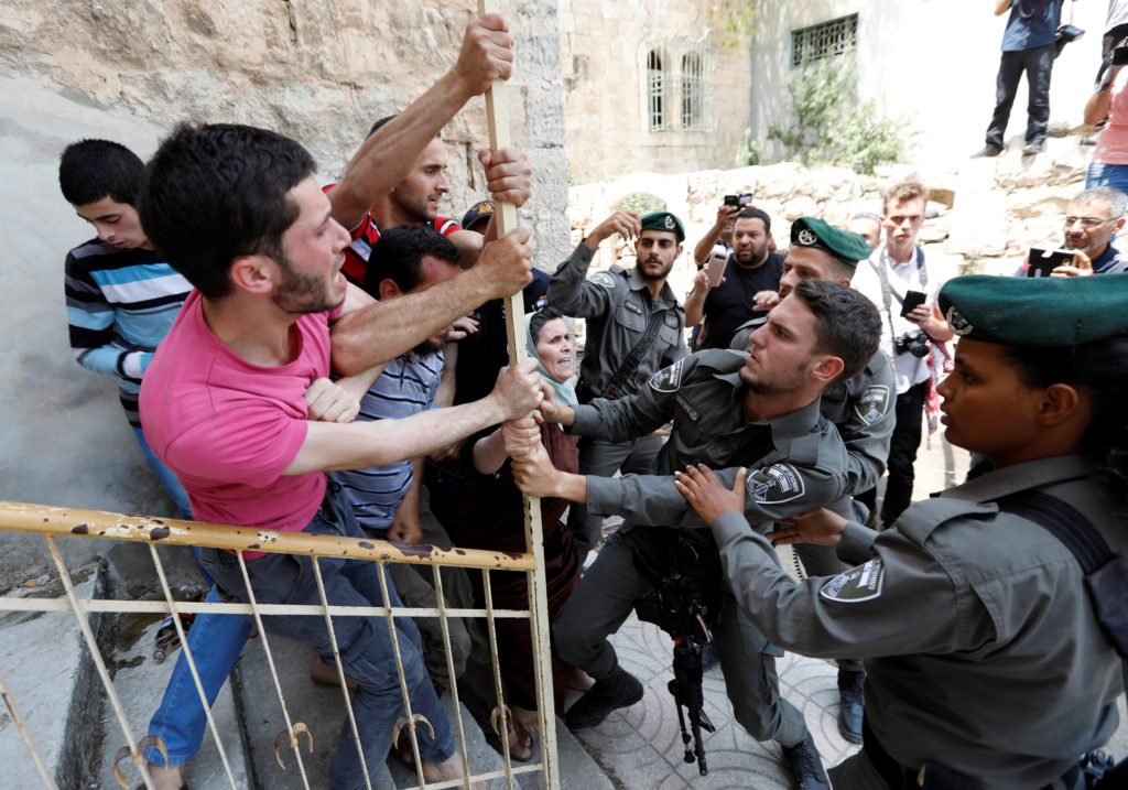 HEBRON 2017-07-26
Israeli police officers scuffle with Palestinians as they police try to detain them in the West Bank city of Hebron July 26, 2017. REUTERS/Wisam Hashlamoun NO RESALES. NO ARCHIVE. TPX IMAGES OF THE DAY
Photo: / REUTERS / TT / kod 72000