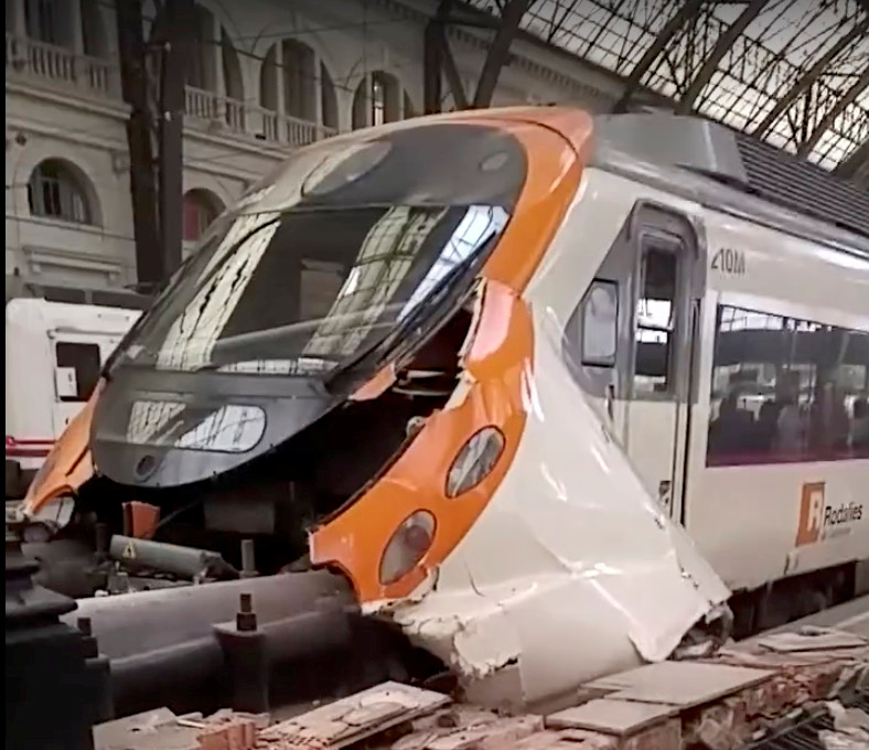 BARCELONA 2017-07-28
A commuter train is seen crashed into a railway buffer in Barcelona's Francia station, Spain July 28, 2017 in this still image from a video obtained from social media. Courtesy of Felix Rios /via REUTERS THIS IMAGE HAS BEEN SUPPLIED BY A THIRD PARTY. MANDATORY CREDIT. NO RESALES. NO ARCHIVES TPX IMAGES OF THE DAY
Photo: / REUTERS / TT / kod 72000