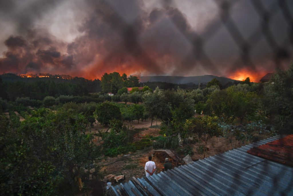 TOPSHOT - People watch the progression of a wildfire in Macao, central Portugal, on July 26, 2017. / AFP PHOTO / PATRICIA DE MELO MOREIRA / TT / kod 444