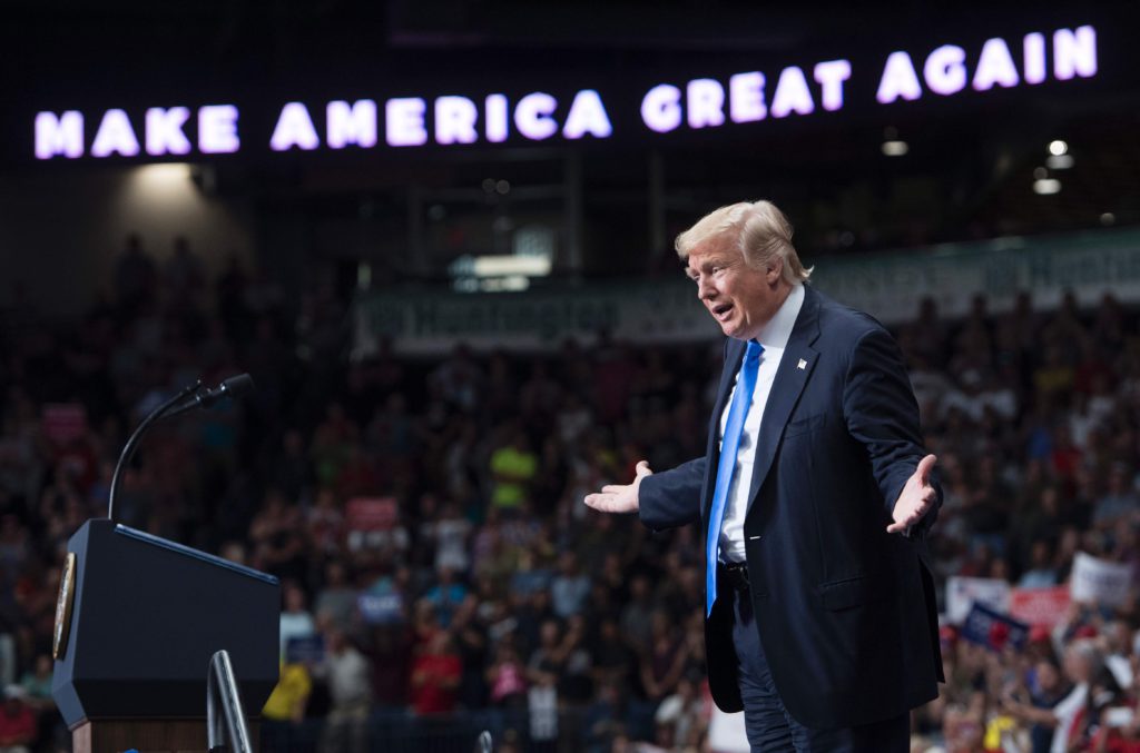 TOPSHOT - US President Donald Trump speaks during a "Make America Great Again" rally at the Covelli Centre in Youngstown, Ohio, July 25, 2017. / AFP PHOTO / SAUL LOEB / TT / kod 444