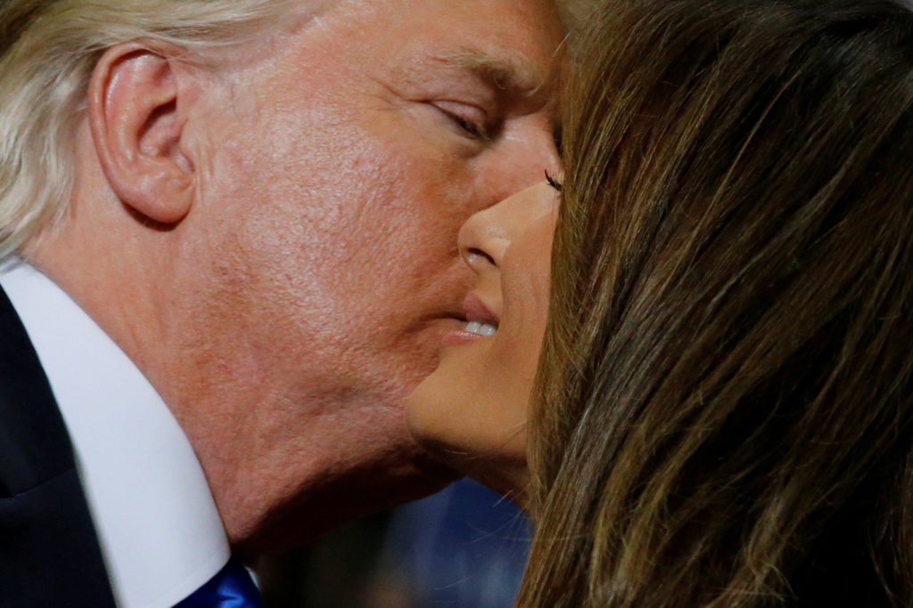 YOUNGSTOWN 2017-07-26
U.S. President Donald Trump kisses first lady Melania Trump after she introduced him at a rally with supporters in an arena in Youngstown, Ohio, U.S. July 25, 2017. REUTERS/Jonathan Ernst TPX IMAGES OF THE DAY
Photo: / REUTERS / TT / kod 72000