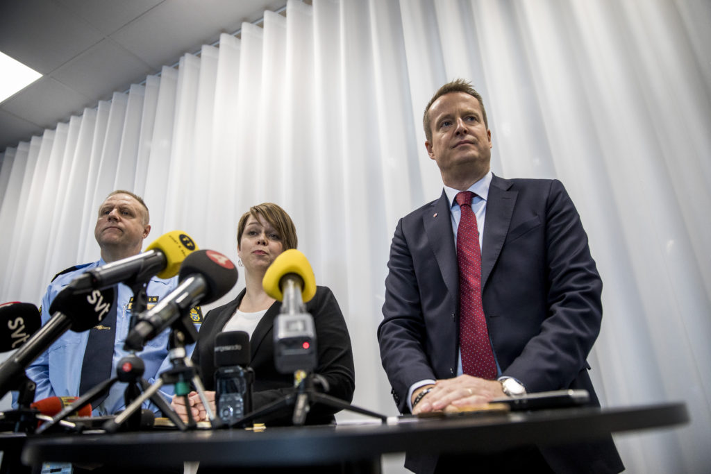 anders ygeman, politiker (s) sverige inrikesminister, besker malm fr att diskutera vldet