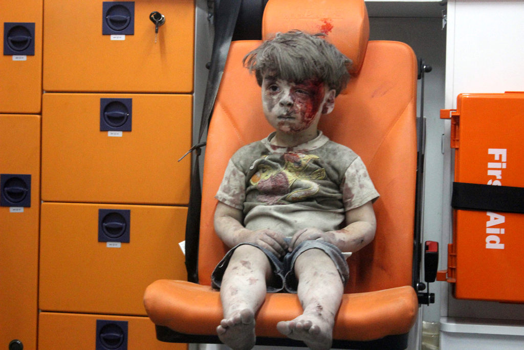 foto : mahmoud rslan : omran, a four-year-old syrian boy covered in dust and blood, sits in an ambulance after being rescued from the rubble of a building hit by an air strike in the rebel-held qaterji neighbourhood of the northern syrian city of aleppo late on august 17, 2016. / afp photo / mahmoud rslan / tt / kod 444