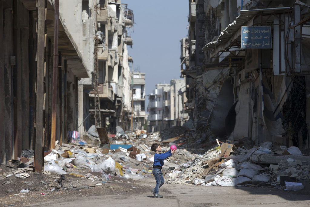 foto : hassan ammar : a syrian boy plays between destroyed buildings in the old city of homs, syria, friday, feb. 26, 2016. the u.n. security council is expected to vote friday afternoon on a draft resolution endorsing the cessation of hostilities in syria that is set to start at midnight local time. the draft, obtained by the associated press, also urges the u.n. secretary-general to resume syria peace talks as soon as possible.(ap photo/hassan ammar)