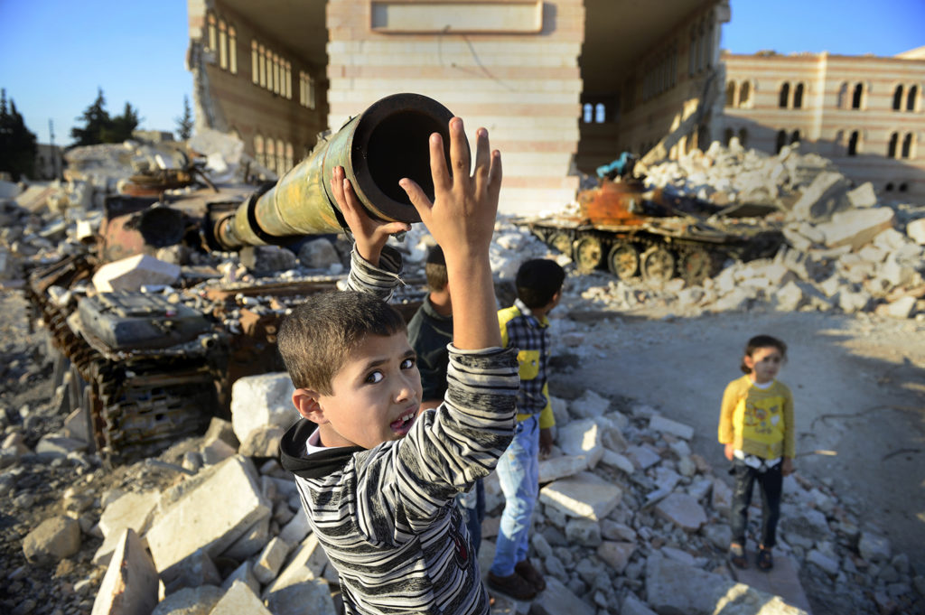 inbördeskriget i syrien. barn leker i ruiner