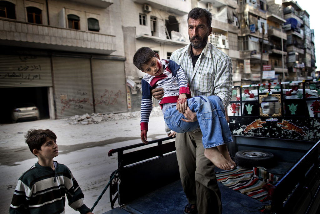 inbördeskriget i syrien. dar al-shiffasjukhuset, 6-årige mustafa kommer till sjukhuset med sin far