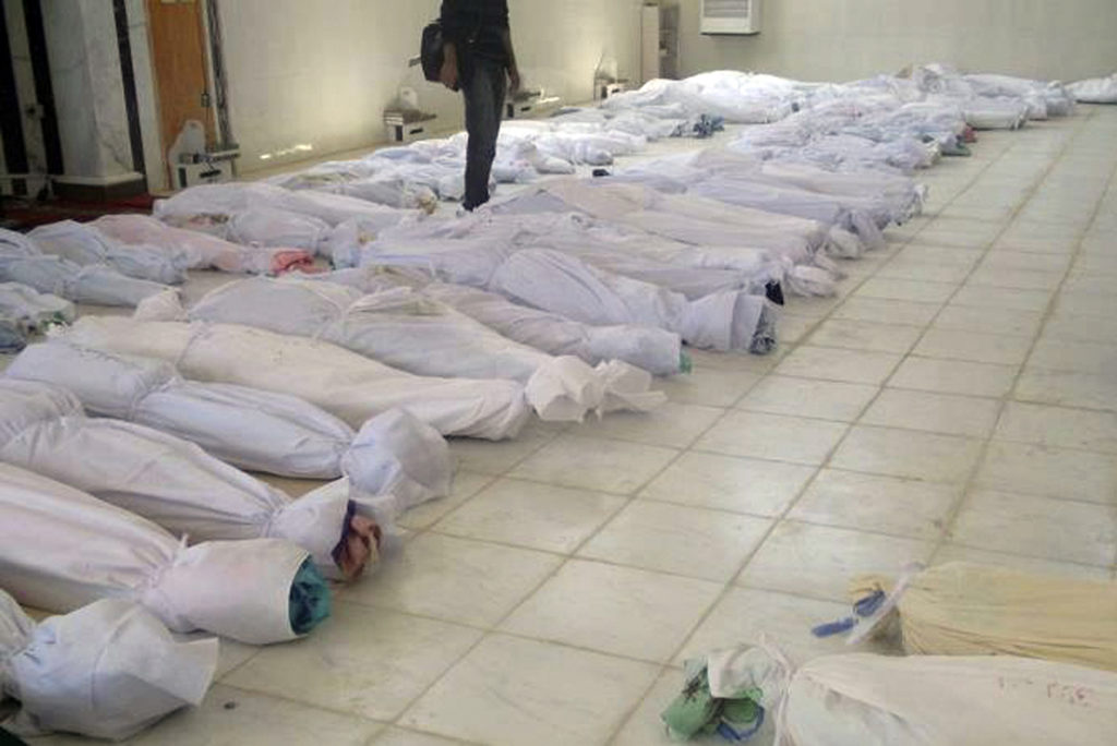 Döda kroppar radas upp efter haam news network taken saturday, may 26, 2012, purports to show shrouded dead bodies following a syrian government assault on houla, syria. the syrian government denied sunday its troops were behind an attack on a string of villages that left more than 90 people dead, blaming the killings on hundreds of heavily-armed gunmen who also attacked soldiers in the area. friday's assault on houla, an area northwest of the central city of homs, was one of the bloodiest single events in syria's 15-month-old uprising. the u.n. says 32 children under 10 were among the dead. (ap photo) the associated press is unable to independently verify the authenticity, content, location or date of this citizen journalism image
