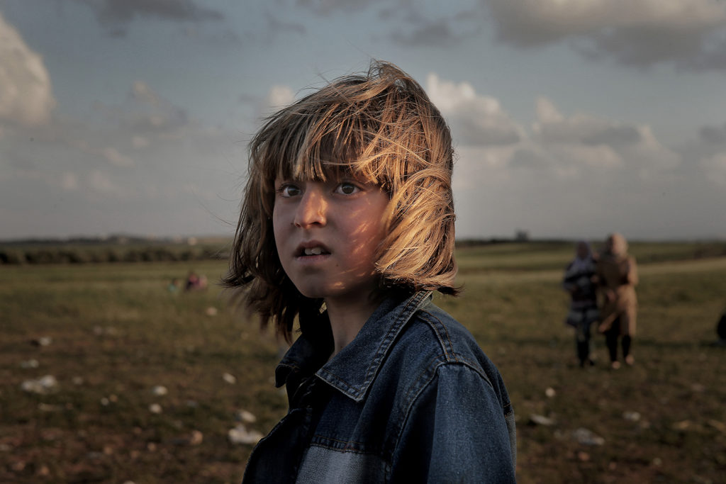 inbördeskriget i syrien. varje dag flyr tusentals människor kriget i syrien och tar sig över gränsen till jordanien.