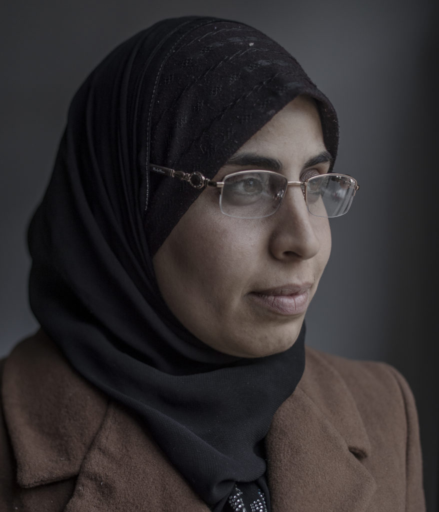 foto : magnus wennman : aftonbladet i syrien. 28-riga aisha al-kamel har tagit hand om sex barn ensam sedan hennes make frsvann efter offensiven, ?av skerhetsskl?, som hon mystiskt beskriver det. hon har bott hos sin far i kallase i tv r, och lmnade bara hemmet under 20 dagar nr offensiven rasade som vrst, sger hon.