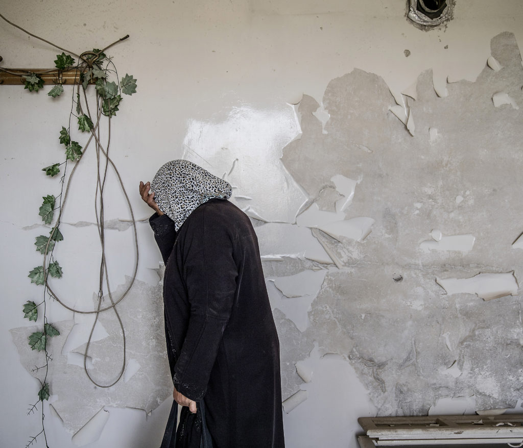 foto : magnus wennman : aftonbladet i syrien.
omrdet hanano i utkanten av aleppo.
fatme younes tervnder fr frsta gngen till sitt frstrda hem
