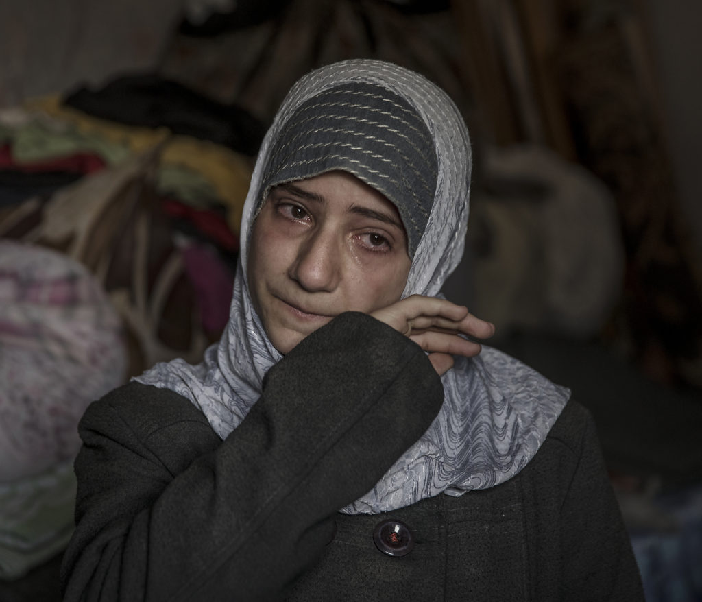 foto : magnus wennman : aftonbladet i syrien.
vardagsliv i al-shaar i stra aleppo.
aisha. hon har precis brjat 6e klass och r lycklig ver att de fr mjlk och kakor i skolan. och s har hon ftt pennor, skrivblock och en ryggsck i skolan. hon grter nr hon hr att stridsflyg nrmar sig fr att hon pminns om ljudet av bomber under offensiven, hur huset skakade nr stridsflygen kom och hur hon hrde skrik, frn barn framfrallt. hon sg s mnga barn d, sger hon.