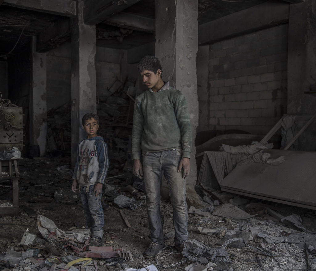 foto : magnus wennman : aftonbladet i syrien.
vardagsliv i al-shaar i stra aleppo
ali mohammad nazir, mohammed nour ghanim, 17.