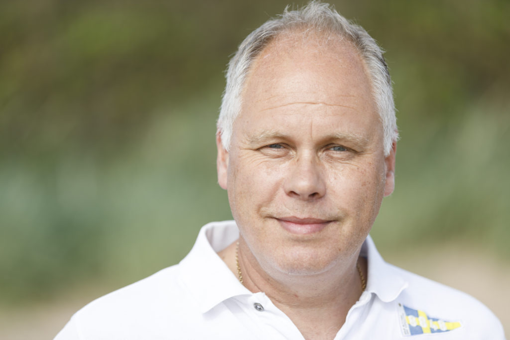 Torgny Viebke på stranden i Skälderviken där de räddade nödställda kanotister.
