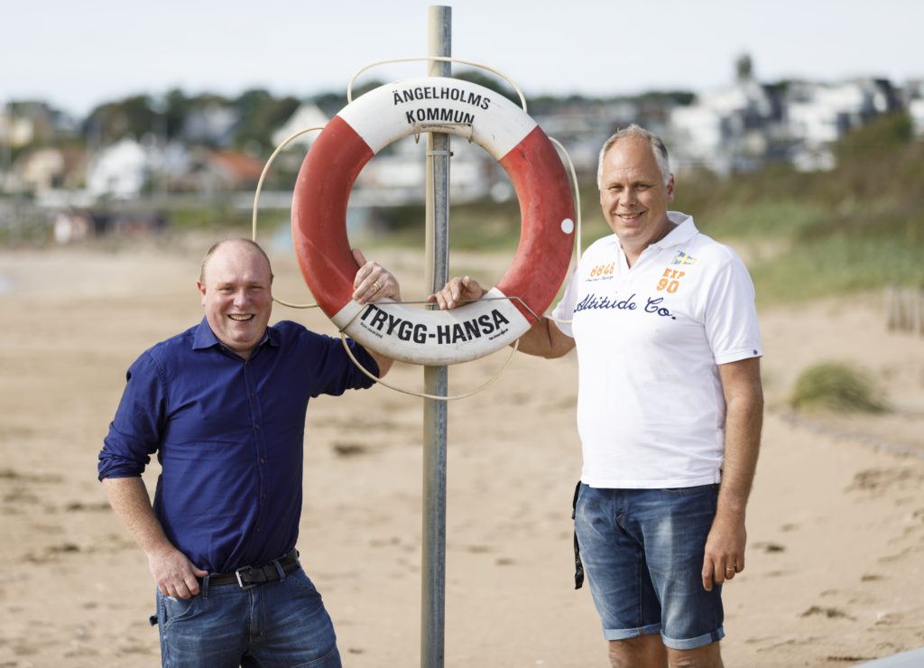 Fredrik Johansson (blå skjorta) och Torgny Viebke på stranden i Skälderviken där de räddade nödställda kanotister.