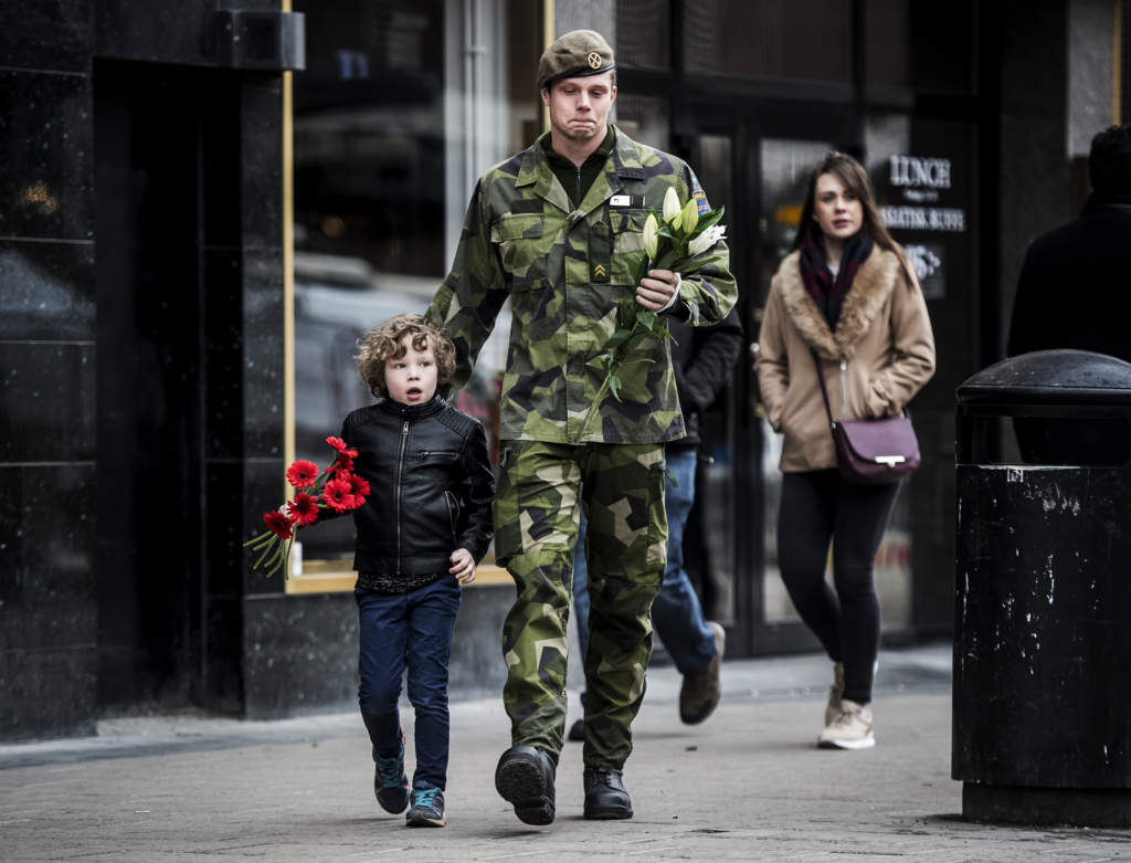 STOCKHOLM 2017-04-08
Terrordåd på Drottninggatan i Stockholm. En lastbil kör in i folkmassa och kraschar sedan in i Åhléns-huset. Dagen efter sörjer människor vid platsen och lägger blommor.
Foto: PONTUS ORRE