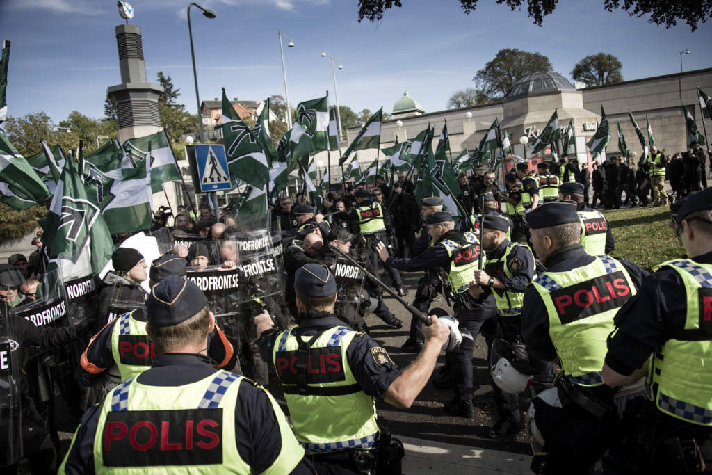 NMR, Nordiska motstndsrrelsen, Nordic Resistance Movement. demonstration i Gteborg. Samling p Ica Maxi:s parkering p Grafiska vgen. Vid Lisebergs station frskte deltagarna avvika frn den anvisade vgen fr att konfrontera motdemonstranter. Foto: Anders Deros