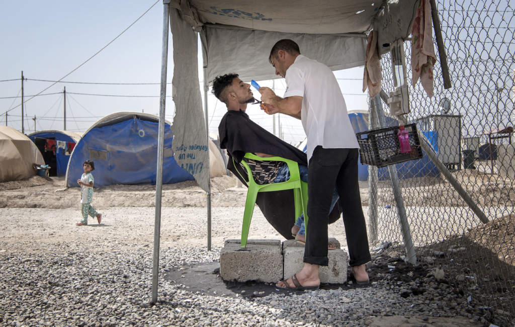 barberaren i kalak. taher abdelrahim, barberare klipper skgget p haidar mahmoud som flytt frn mosul dr han tvingades leva under is vld under flera r. terrorsekten is hrda lagar krver bland annat att mn sprar ut sitt skgg. det blir drfr en befrielse nr de fr klippa sig.
