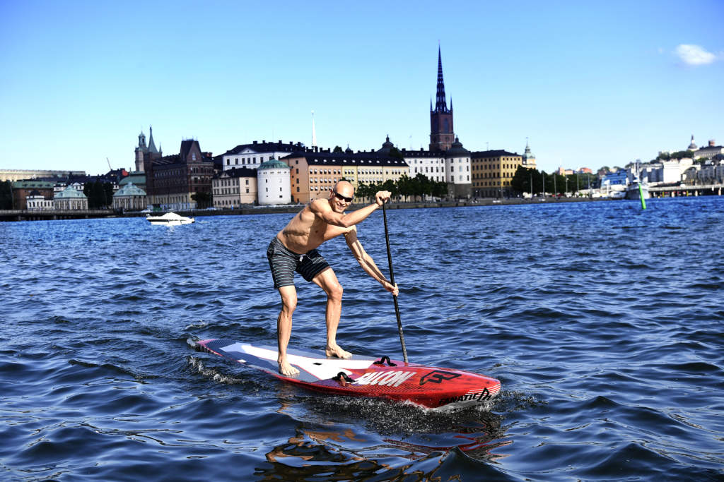 sommar i stockholm. nicklas hultgren p en sup-brdan, stand up paddle boarding - stpaddling
