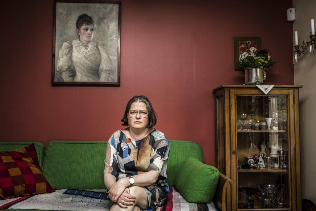anna schulze, frfattare sverige r aktuell med boken kidnappningen, en slktberttelse. anna i soffan framfr portrttet p agda, pappa ragnars mormor.