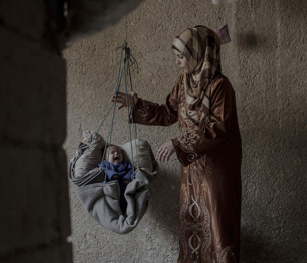 inbrdeskriget i syrien. mnniskorna i flyktinglgret jibreen i stra aleppo har frlorat allt under striderna. ali-ali med sin mamma
