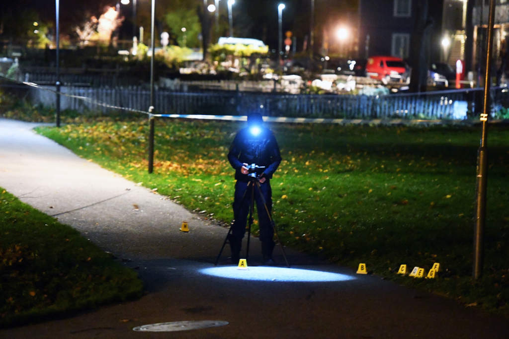 en 21-årige man skjuten till döds i norsborg den 29 oktober 2017. polisen på mordplatsen