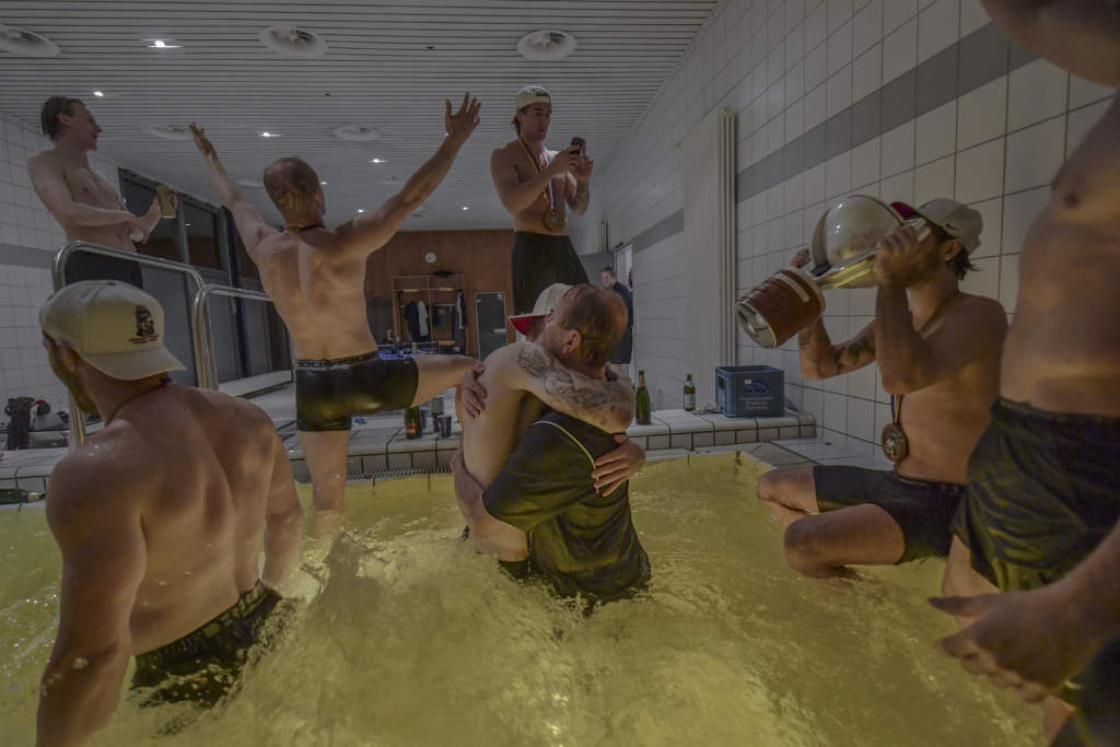vm 2017 i frankrike och tyskland. svenska ishockeylandslaget. spelarna jublar, firar i bubbelpoolen efter seger mot kanada i finalen, pokal, buckla, segergest, tre kronor,