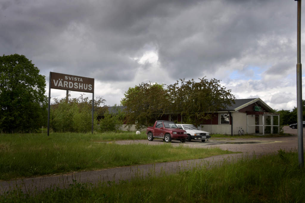 vgen som frsvann. gamla e4:an mellan tierps kyrkby och uppsala som blev gvlevgen. den vertrnga vgen kallades e4:ans svarta hl. nu lever den i det frdolda. svista vrdshus,