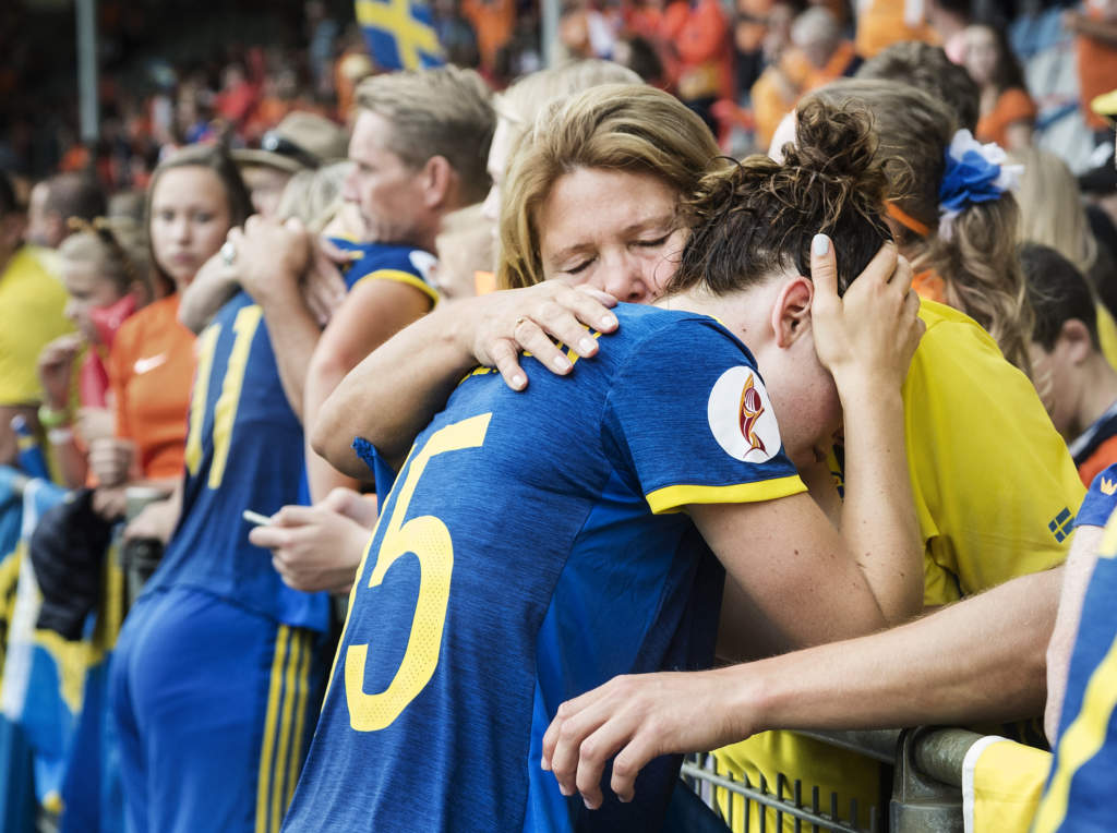 em 2017 i nederlnderna. kvartsfinal, nederlnderna - sverige, 2 - 0, p stadion de vijverberg i doetinchem, fotbollslandslaget, damer, match, action, landskamp. jessica samuelsson, fotbollsspelare sverige landslaget trstas av sin mamma efter matchen, deppar, frlust, familjen,