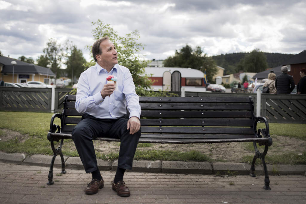 stefan lfven, politiker (s) sverige partiledare statsminister besker arvidsjaur. besket r det sista som ingr i stefan lfvens sverigeturné. ter glass p en parkbnk,