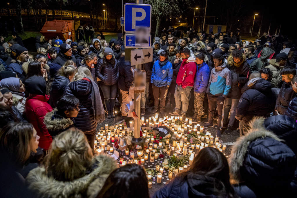 en 14-årig pojke dog i en smitningsolycka på en parkeringsplats i förorten kronogården i trollhättan den 27 november 2017. sörjande på olycksplatsen