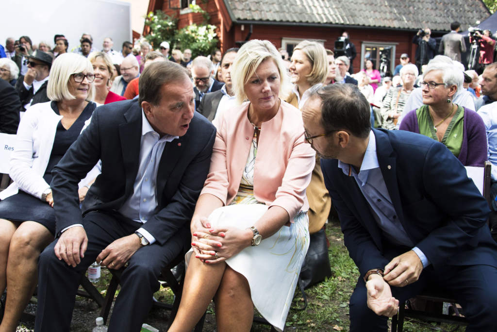 stefan löfven, politiker (s) sverige statsminister, sommartalar i eskilstuna. med maka ulla och lena rådström baastad, partisekreterare, och tomas eneroth, infrastrukturminister,