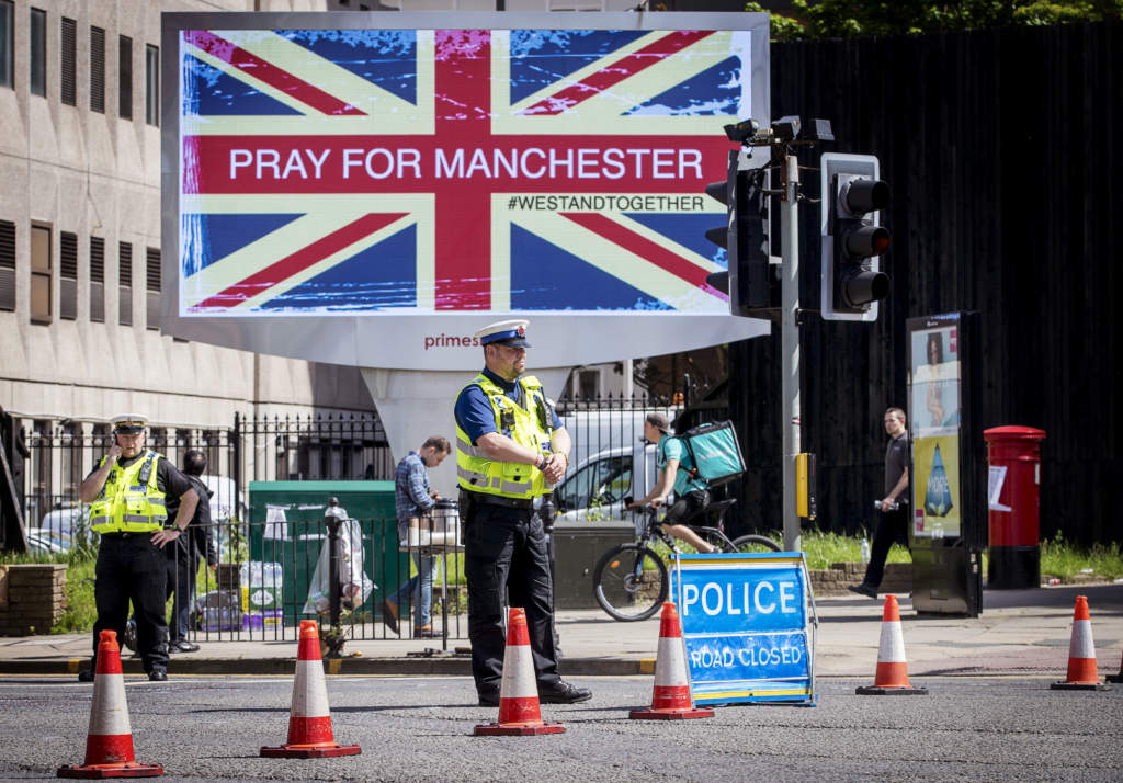 terrordåd i manchester. 22-årige salman abedi utlöste en självmordbomb under en konsert på manchester arena den 22 maj 2017. 23 personer dog och 59 skadades. platsen för dådet, manchester arena