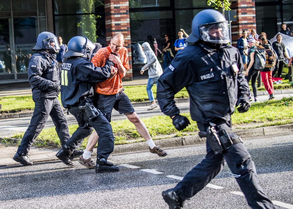 vldsamma protester mot g20-mtet i hamburg. demonstranter tagna av polisen,