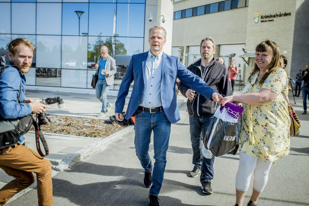 kalamarksmordet. 59-rige roger lindberg mrdades och hans 57-rige rrelsehindrade bror sune lindberg misshandlades p deras grd i kalamark utanfr pite i april 2004. kaj linna dmdes till livstids fngelse mot sitt nekande. kaj linna frias efter 13 r i fngelse. kaj linna med syster carita postma kaukosalo. familjen