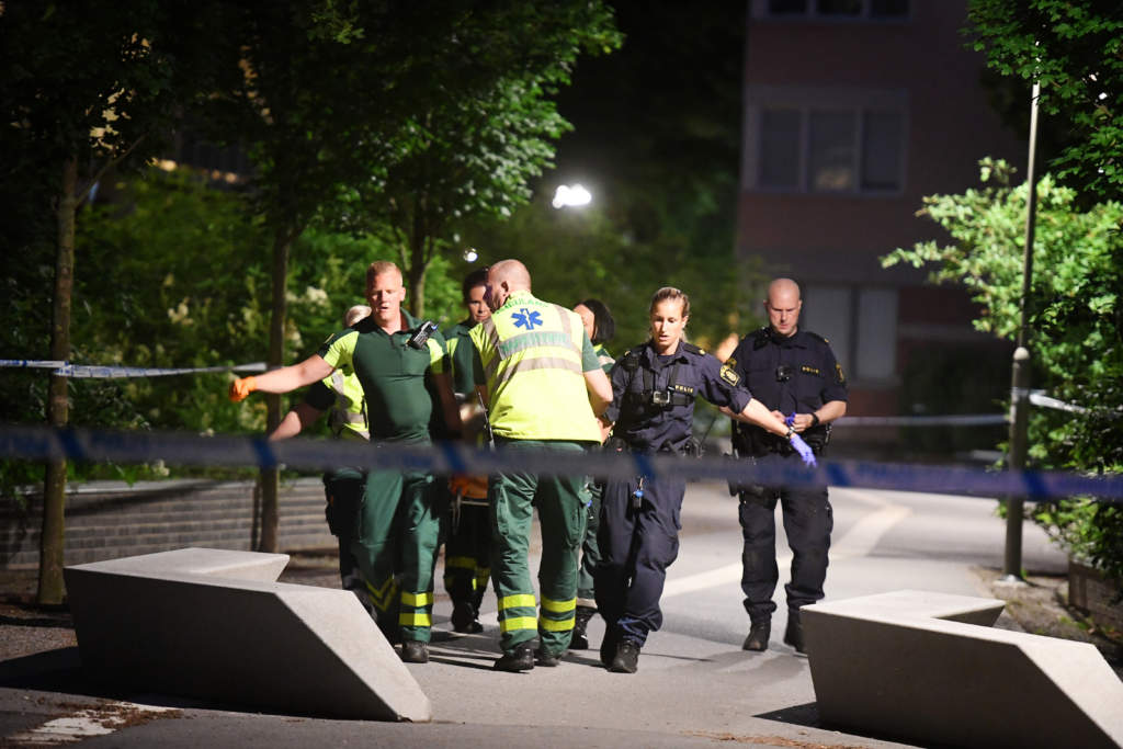 xxx sköts till döds med flera skott i huvudet på en innegård på i skarpnäck den 28 juni 2017. polis och ambulans på brottsplatsen