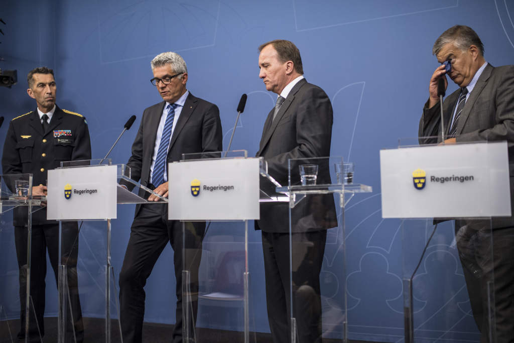 it-skandalen inom transportstyrelsen. hemliga skerhetsskyddade uppgifter har lckts till utlandet. stefan lfven, politiker (s) sverige partiledare statsminister hller presstrff p rosenbad i stockholm. tillsammans med micael bydén, militr b, anders thornberg, skerhetspolischef spo och jonas bjelfvenstam, generaldirektr transportstyrelsen, talar, talarpose, torkar sig i ansiktet,