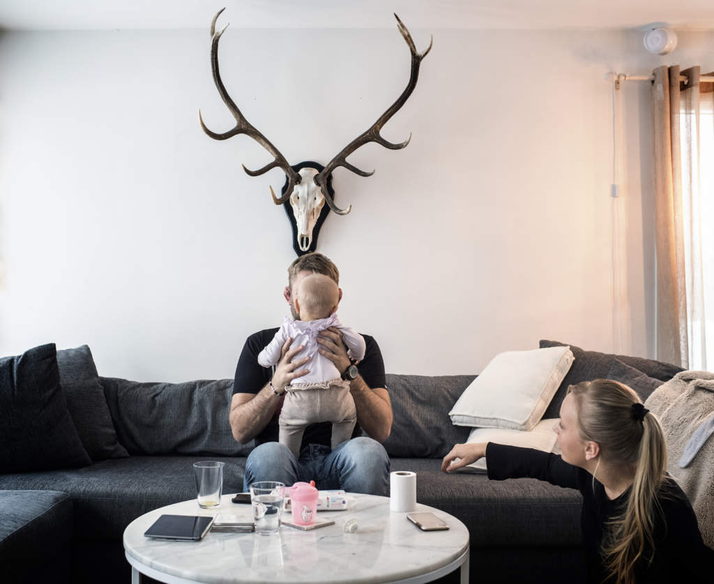alexander gustafsson the mauler, kampsportare sverige mma, med sin sambo moa johansson och dotter ava, 7 mnader, hemma i huset i skogs, familjen bostder