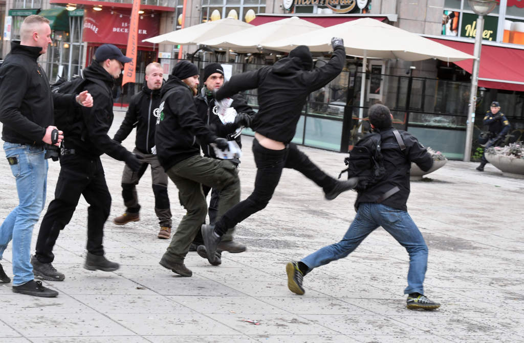 den nazistiska organisationen nordiska motstndsrrelsen, nmr har en icke tillstndsgiven demonstration i centrala stockholm. tumult p medborgarplatsen.