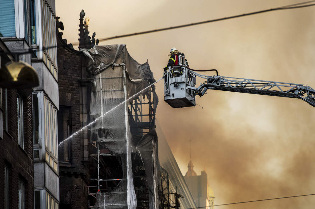 brand i flerfamiljhuset p jakobsbergsgatan 6 / biblioteksgatan 9, vildmannen 7, som byggdes mellan ren 1895 och 1897. huset r blmrkt av stockholms stadsmuseum. 1905 ppnade svenska hem sin matvarubutik i fastigheten