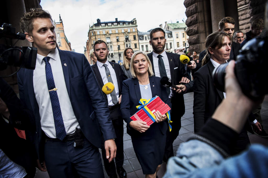 magdalena andersson, politiker (s) sverige finansminister, gr frn finansdepartementet till riksdagen fr att presentera hstbudgeten 2017. budgeten. budgetproposition ndiga luntan, budgetpropositionen, budget, statsverkspropositionen
