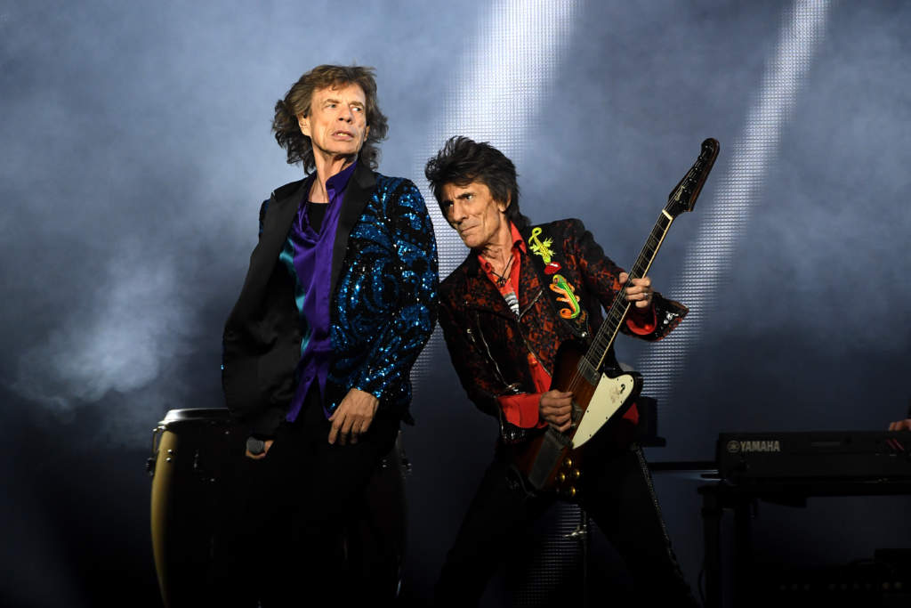 the rolling stones. mick jagger, sngare, och ronnie wood, musiker storbritannien, scenbilder