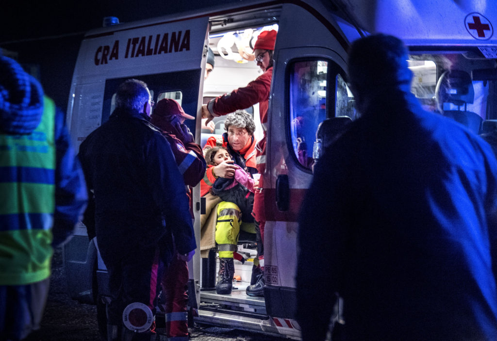 lyxhotellet hotel rigopiano i byn farindole i pecaraprovinsen i sdra apenninerna, italien totalfrstrdes i en lavin efter en jordbvning den 19 januari 2017. rddningsarbetet organiseras i byn penne. barnen frn hotel rigopiano kommer med ambulans och flygs vidare med helikopter
