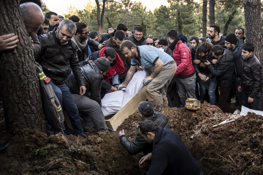 foto : ponorr : istanbul 2017-01-02 yunus grmek, 23 var ett av den 39 offren i terrorattacken mot nattklubben reina. idag begravdes han i istanbul. fotograf pontus orre / ponorr /85527 +46 (0)730 72 93 91 info@pontusorre.se www.pontusorre.se