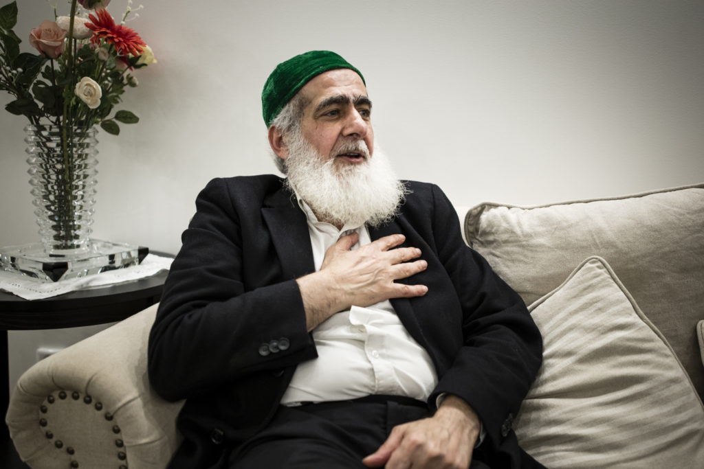 foto : anders deros : reportage ali kahn. ali khan abo saleh i sitt hem i gteborg. reporter: johanna bckstrm lerneby. foto: anders deros