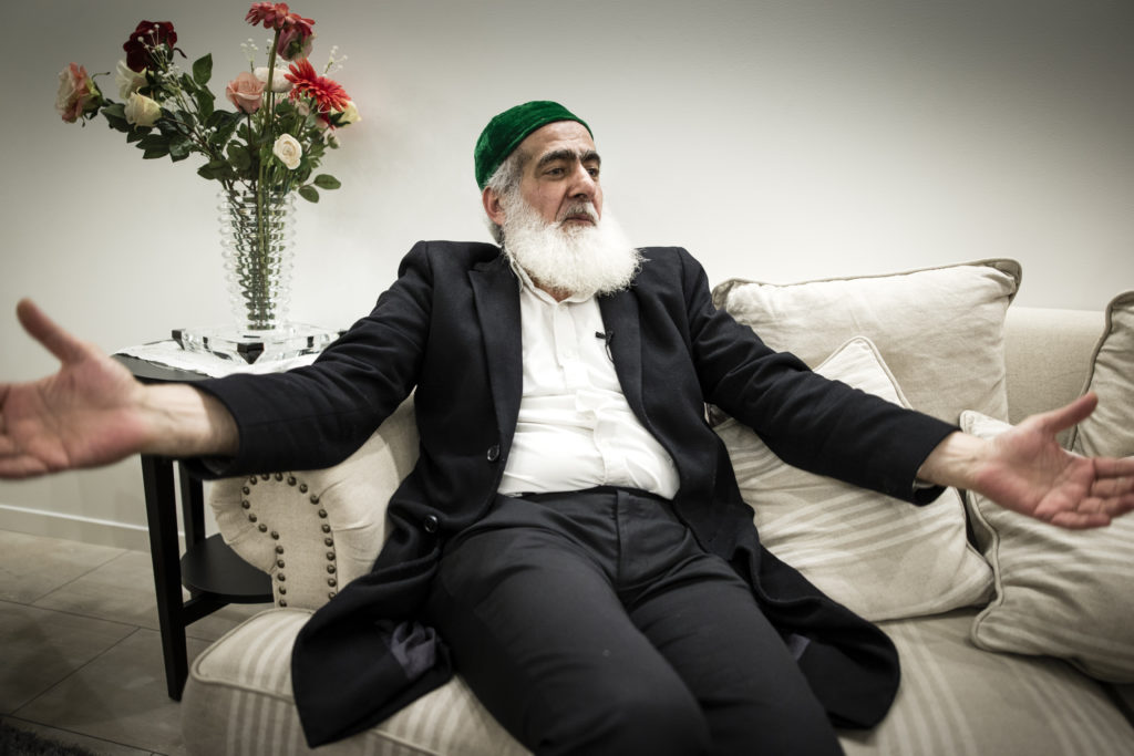 foto : anders deros : reportage ali kahn. ali khan abo saleh i sitt hem i gteborg. reporter: johanna bckstrm lerneby. foto: anders deros