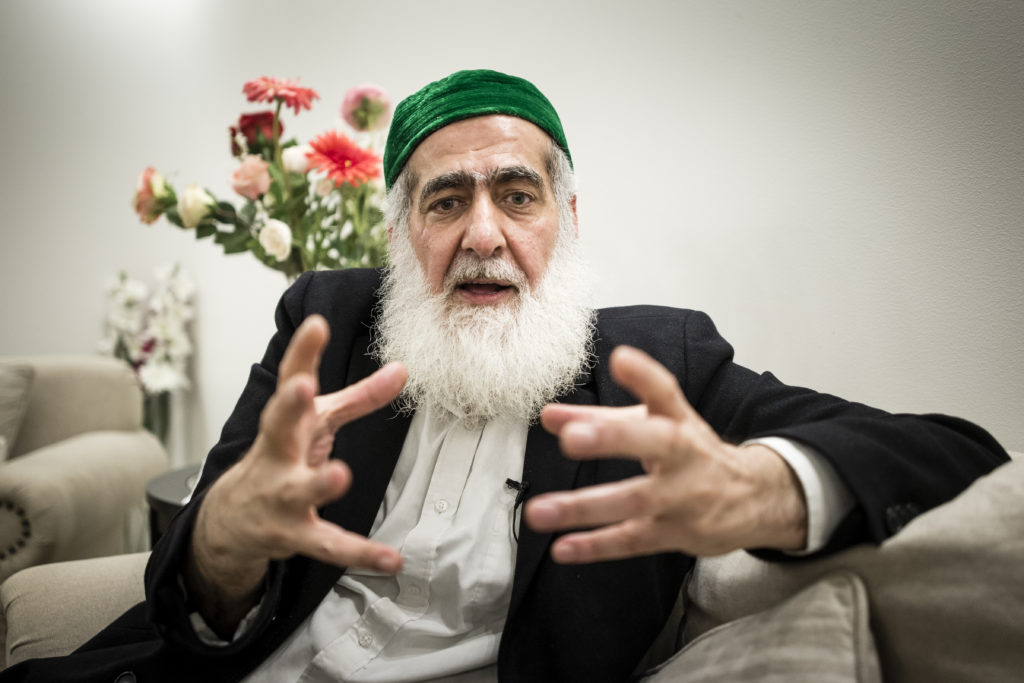 foto : anders deros : reportage ali kahn. ali khan abo saleh i sitt hem i gteborg. reporter: johanna bckstrm lerneby. foto: anders deros