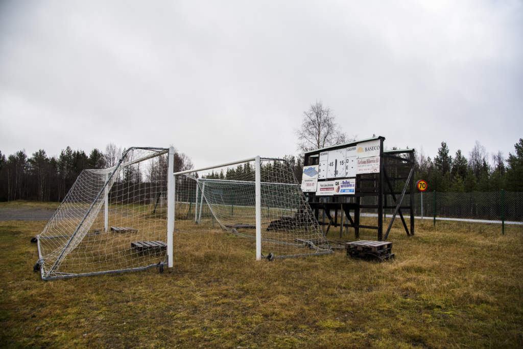 foto : all : foto:lasse allard
vi flyger till ume, hyr bil och drar till sorsele, tv och stillbild p tre orter i vsterbotten som skinnats p massa pengar
de ska ha