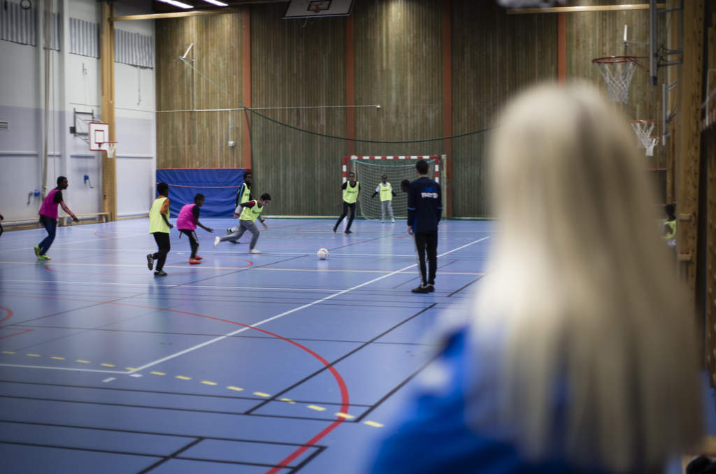 foto : anders deros : reportage simon bank. vi fo?ljer upp en granskning fra?n 2013 om ma?ngfalden i svenska fotbollfo?rbundet. patricia daoud, engagerad fotbollsledare i ifk trollhttan. hr tillsammans med freningslotsarna/trnarna mergim januzi och aram cicek. foto: anders deros